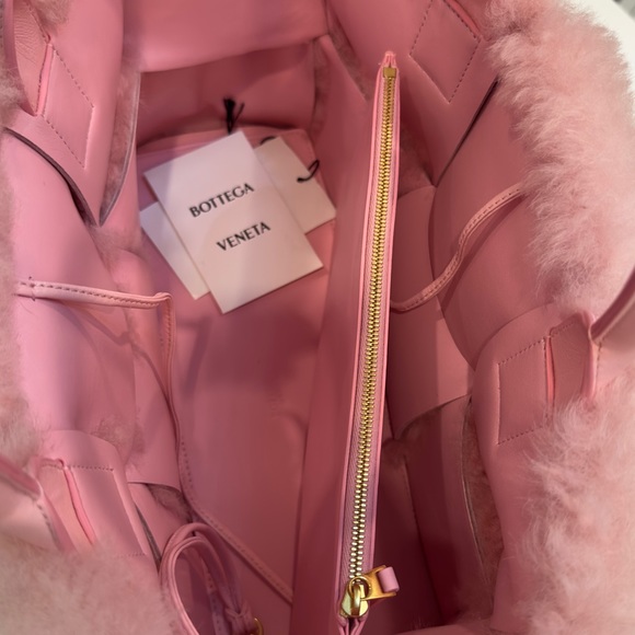 NWT Bottega Veneta Small Shearling Arco Tote - Picture 8 of 8